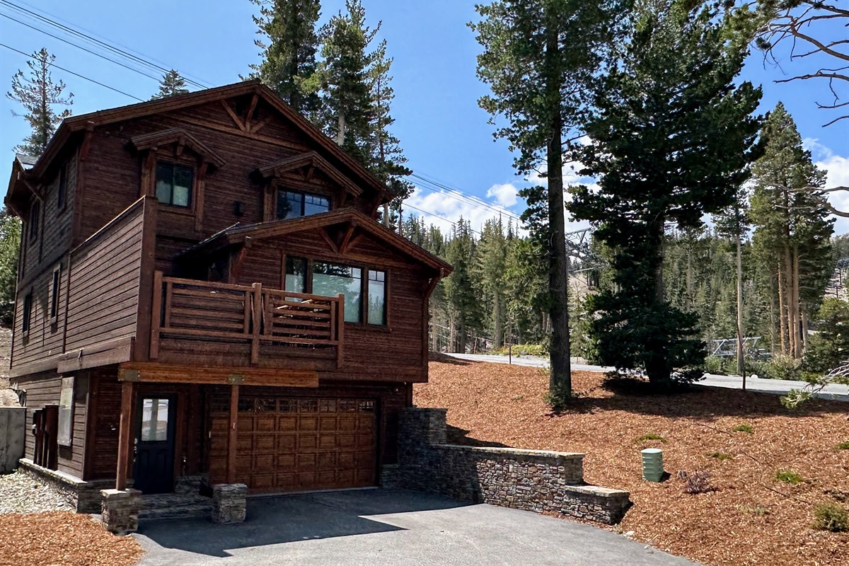 Mountainside #1 is the ultimate slopeside stay—a one-of-a-kind single-family home with unbeatable views of Canyon and the closest doorstep-to-lift access you’ll find. Perfect for families or groups of friends looking to play hard and relax even harder.
