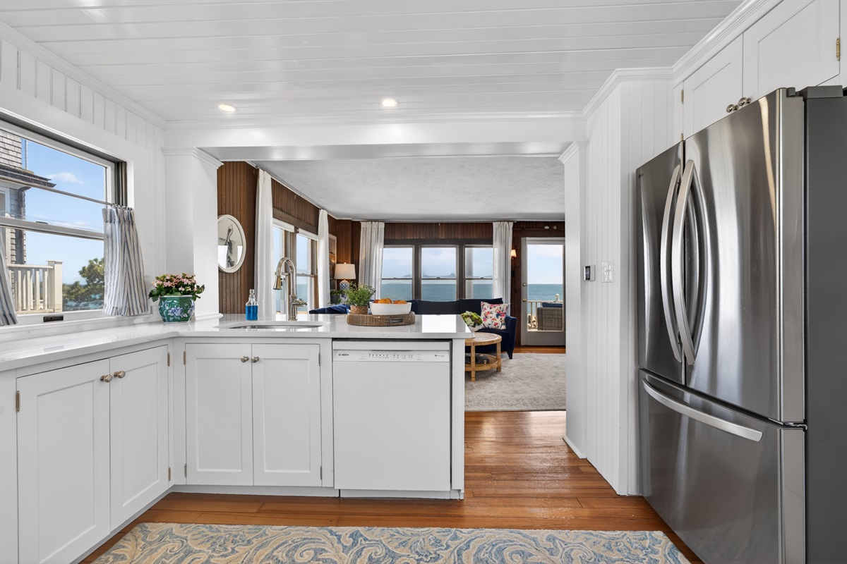This complete kitchen offers the perfect space to cook, gather, and feel right at home. ✨
