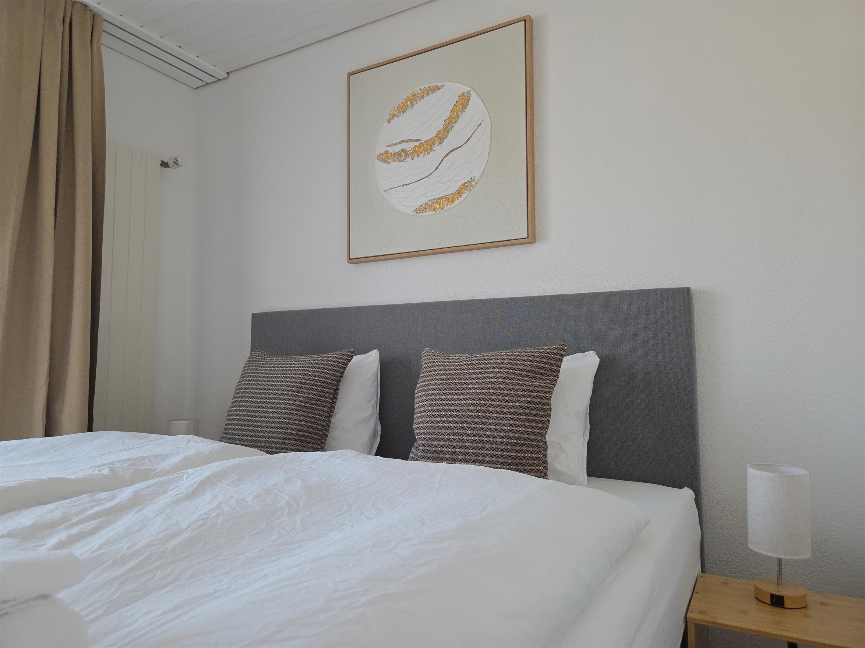 Bedroom 1 with King sized bed (180x200cm)