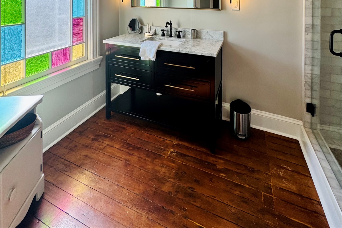 Bright ensuite full bathroom off of the primary suite.