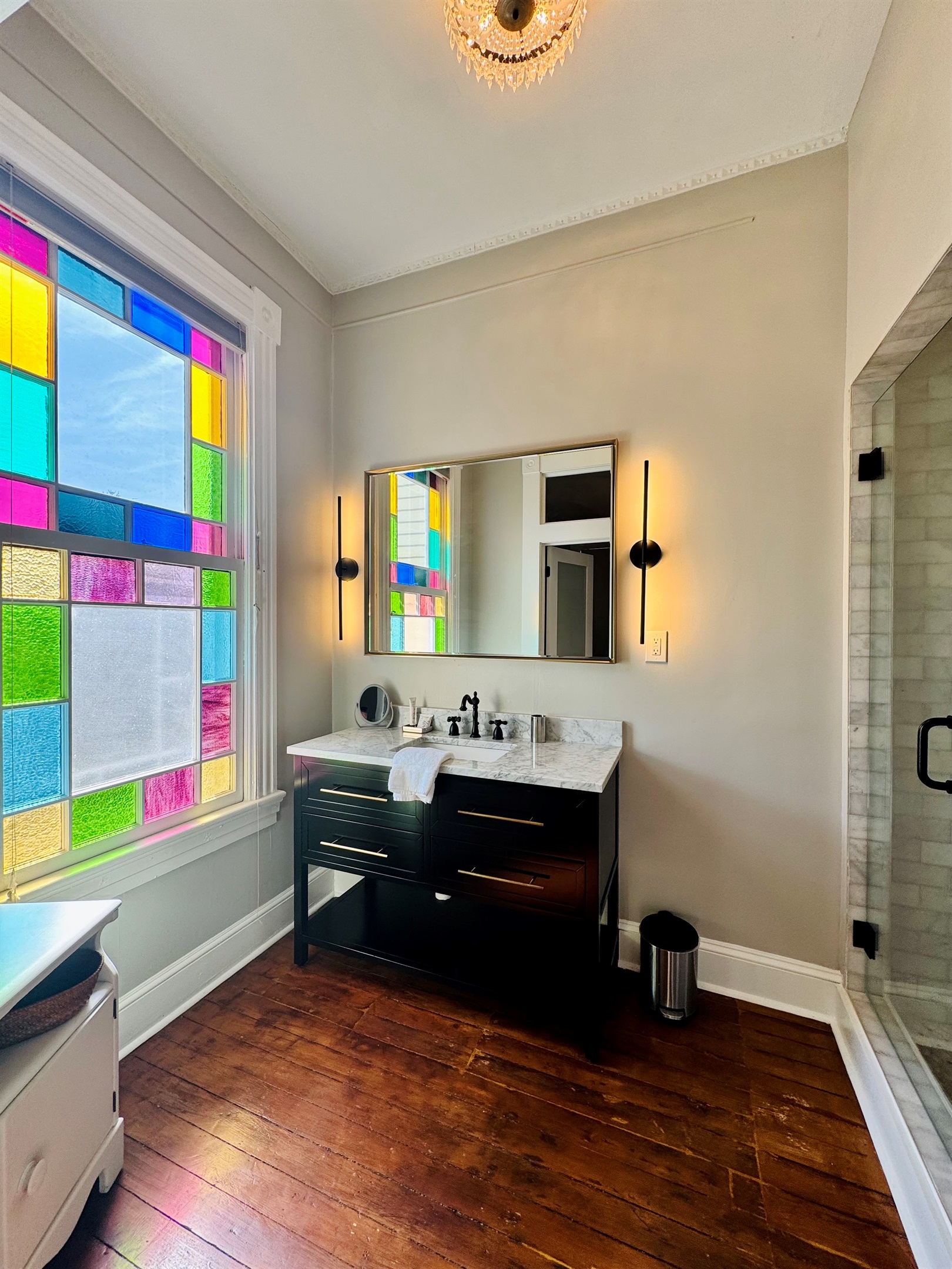 Bright ensuite full bathroom off of the primary suite.