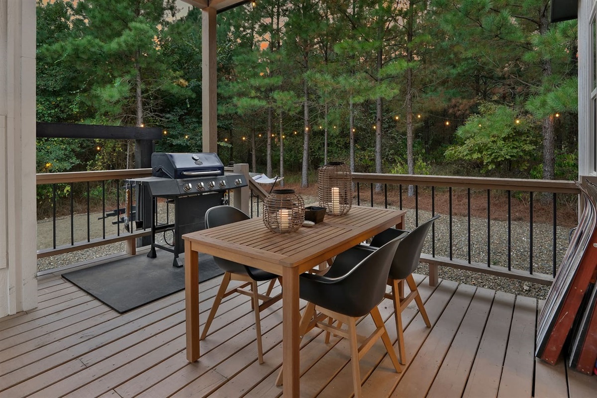 Twinkling string lights, mouthwatering BBQ, and a warm hot tub make the perfect recipe for outdoor bliss.