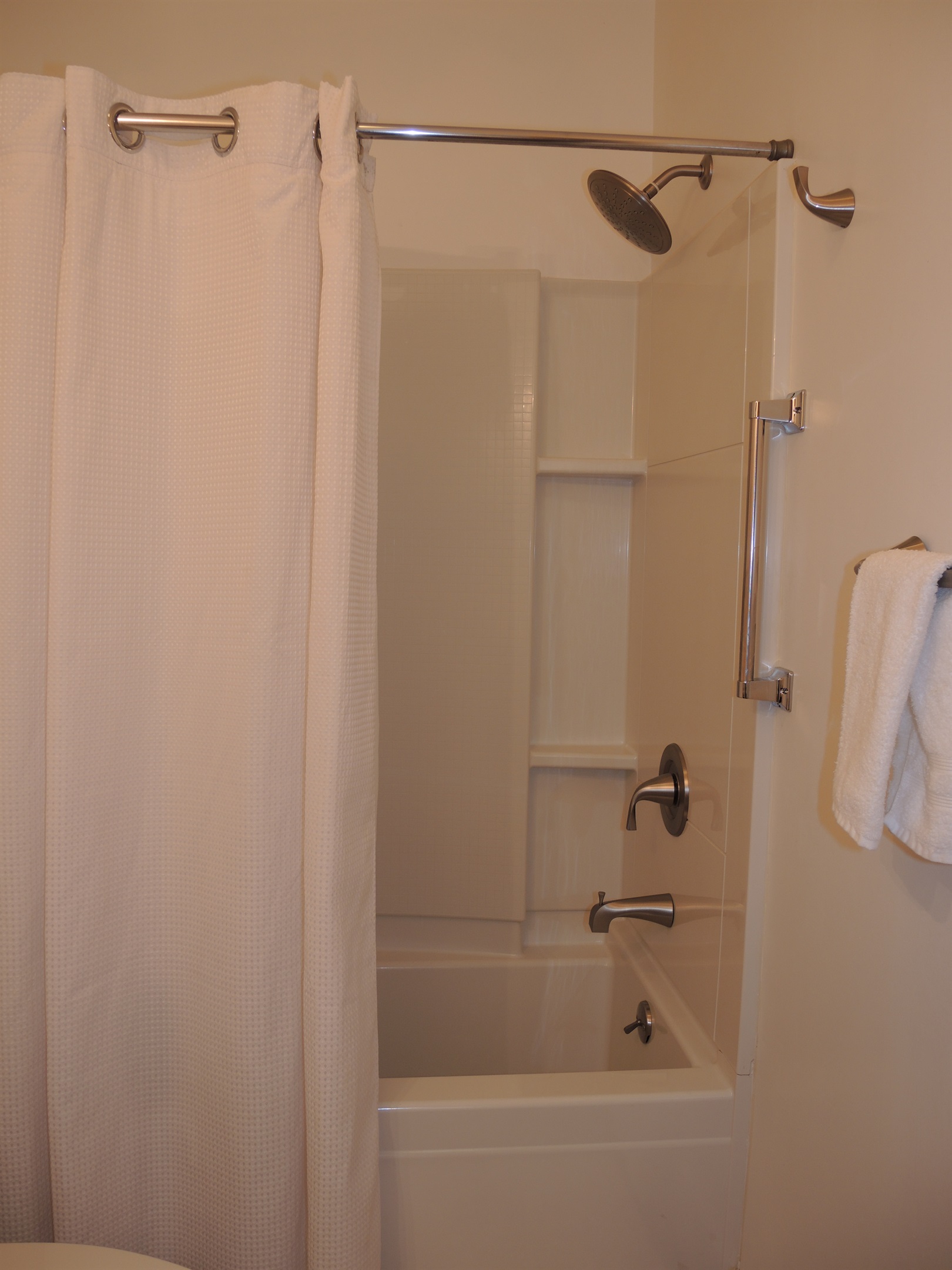 1st floor bath off hallway w/ tub/shower