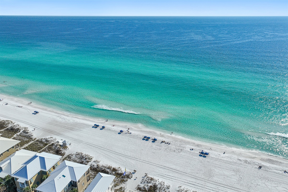 Beautiful, crystal clear water and perfect quartz sand of the Emerald Coast!