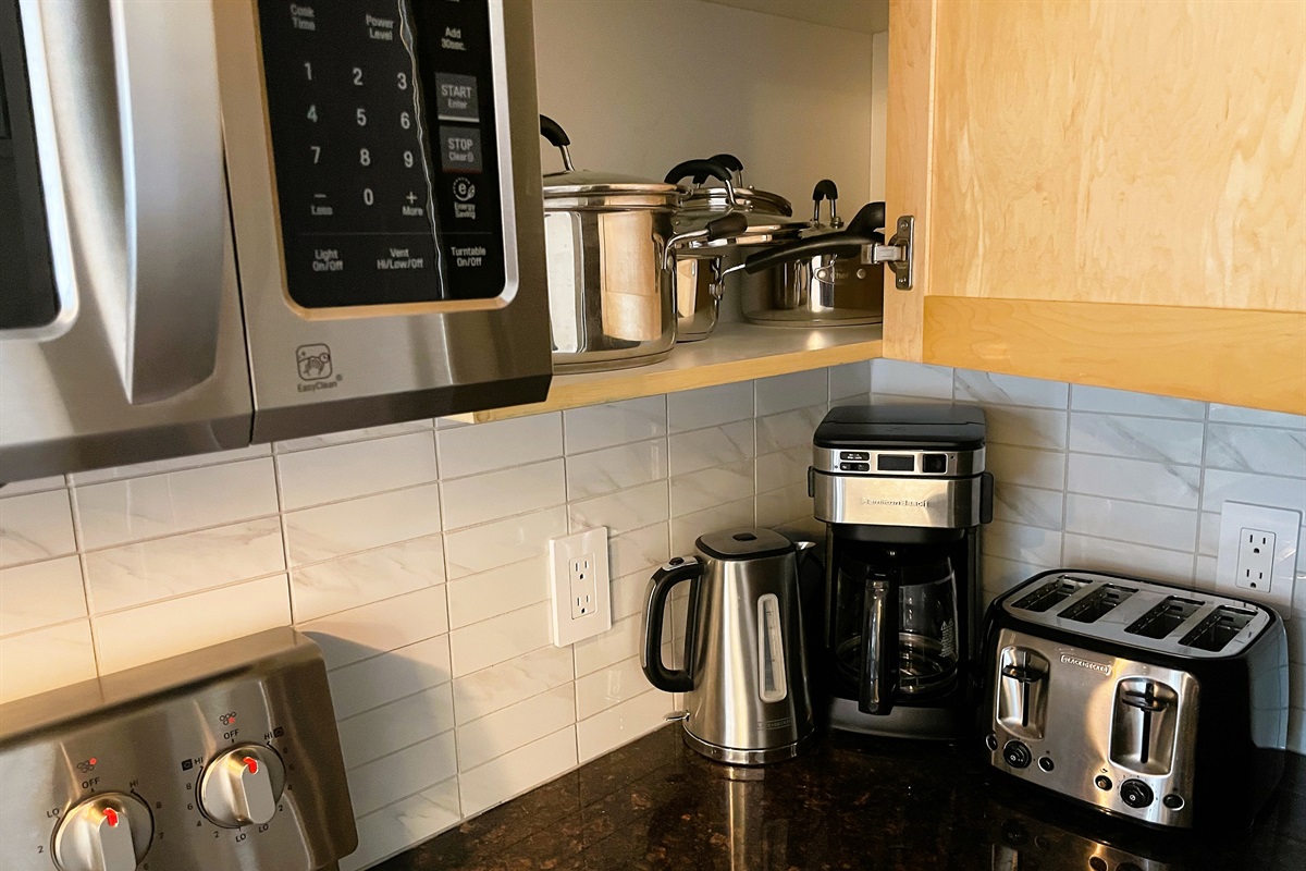 Yes, we have tea & coffee, and plenty of boutique coffee shops nearby.