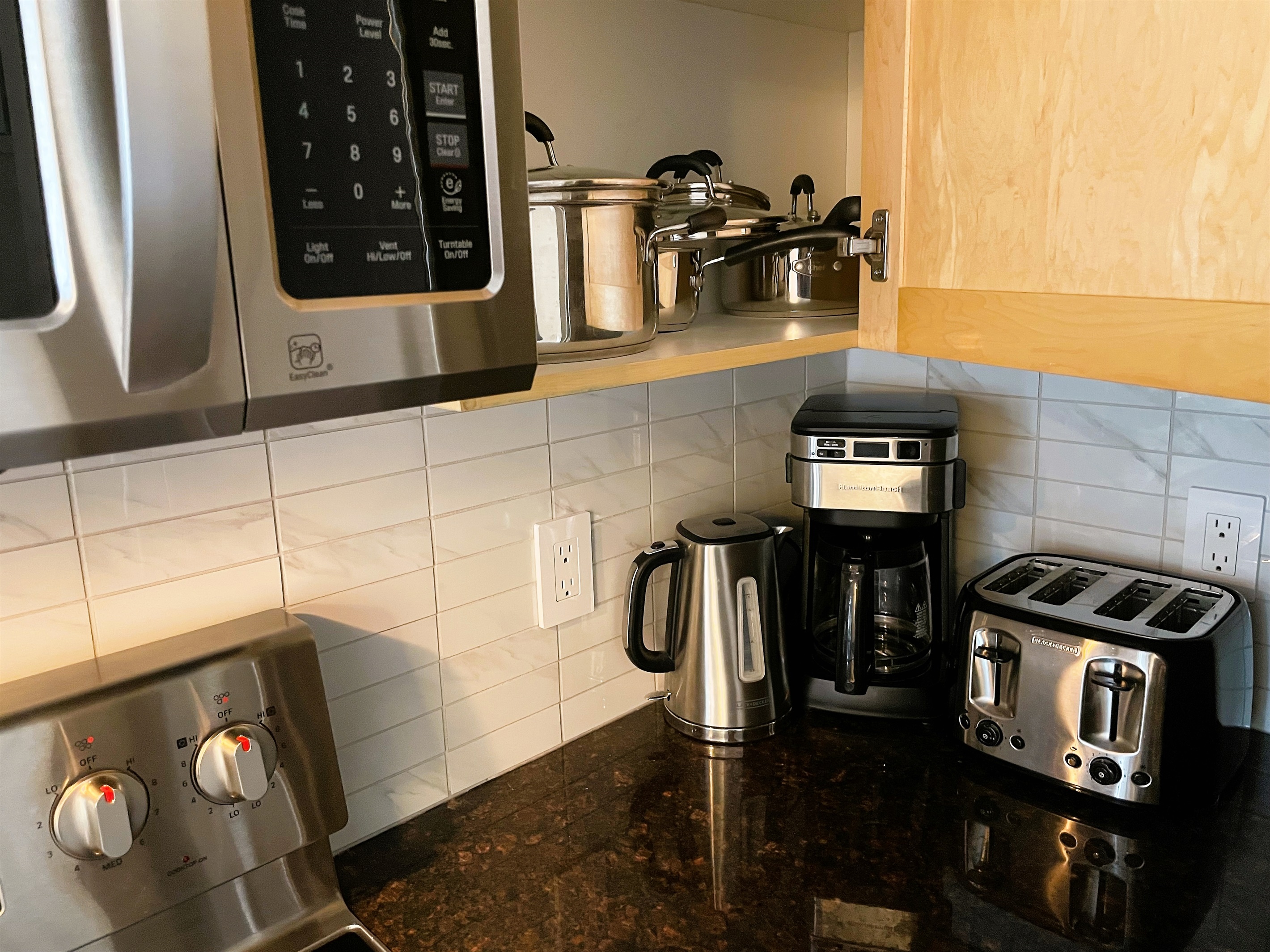 Yes, we have tea & coffee, and plenty of boutique coffee shops nearby.