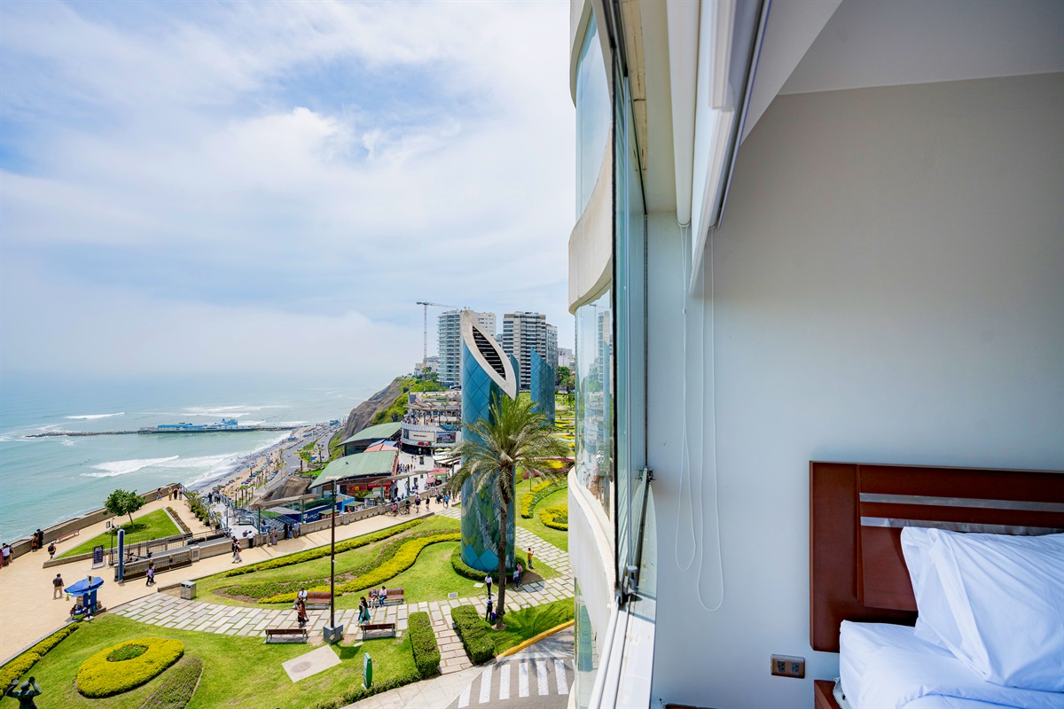 Third bedroom with stunning sea and Malecón views — wake up inspired every morning  /   Tercer dormitorio con cama doble y una vista impresionante al mar y al malecón — despierta inspirado cada mañana