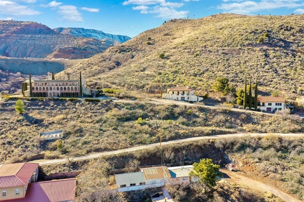 The Little Daisy Jerome Estate - 1 Historic Mansion and 2 Houses - sleeps up to 33