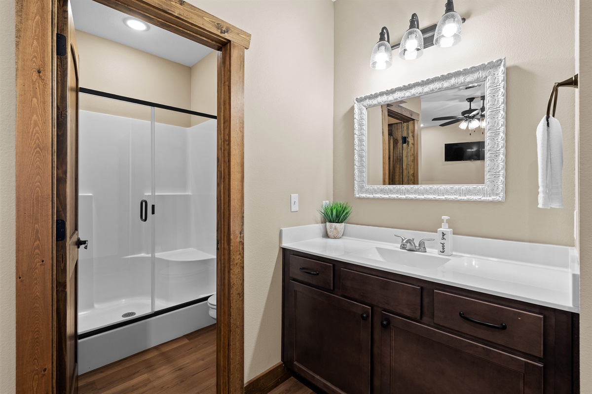 Upper level en suite shower 