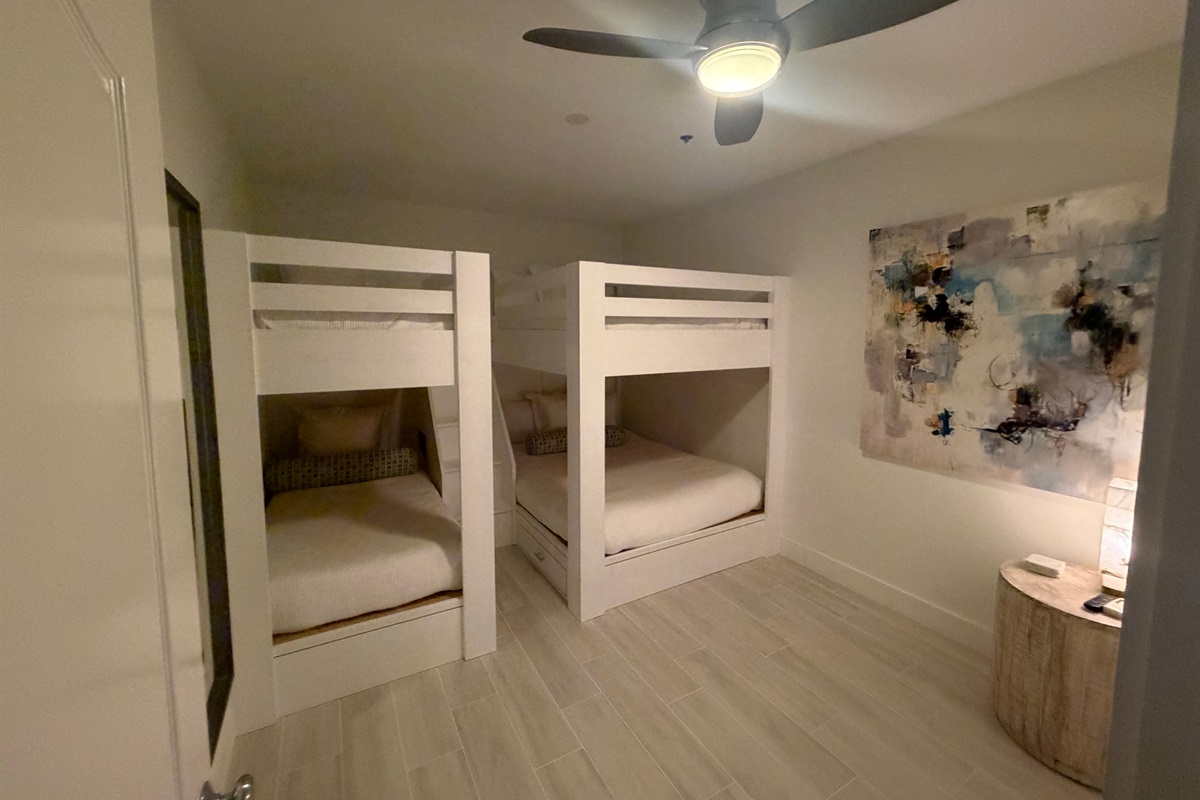 Guest Middle Bedroom 2
Bunk Room
2 Queen Beds
2 Twin Beds