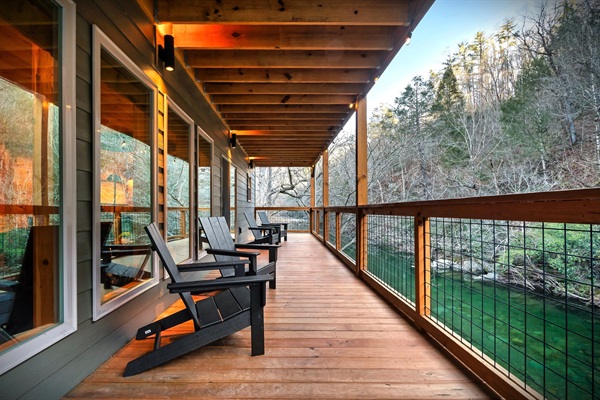 Relax and enjoy a great time with loved ones on the spacious main & upper deck and soak in the calming sounds of the water rushing beneath you. Pure bliss awaits you and your loved ones! 😊