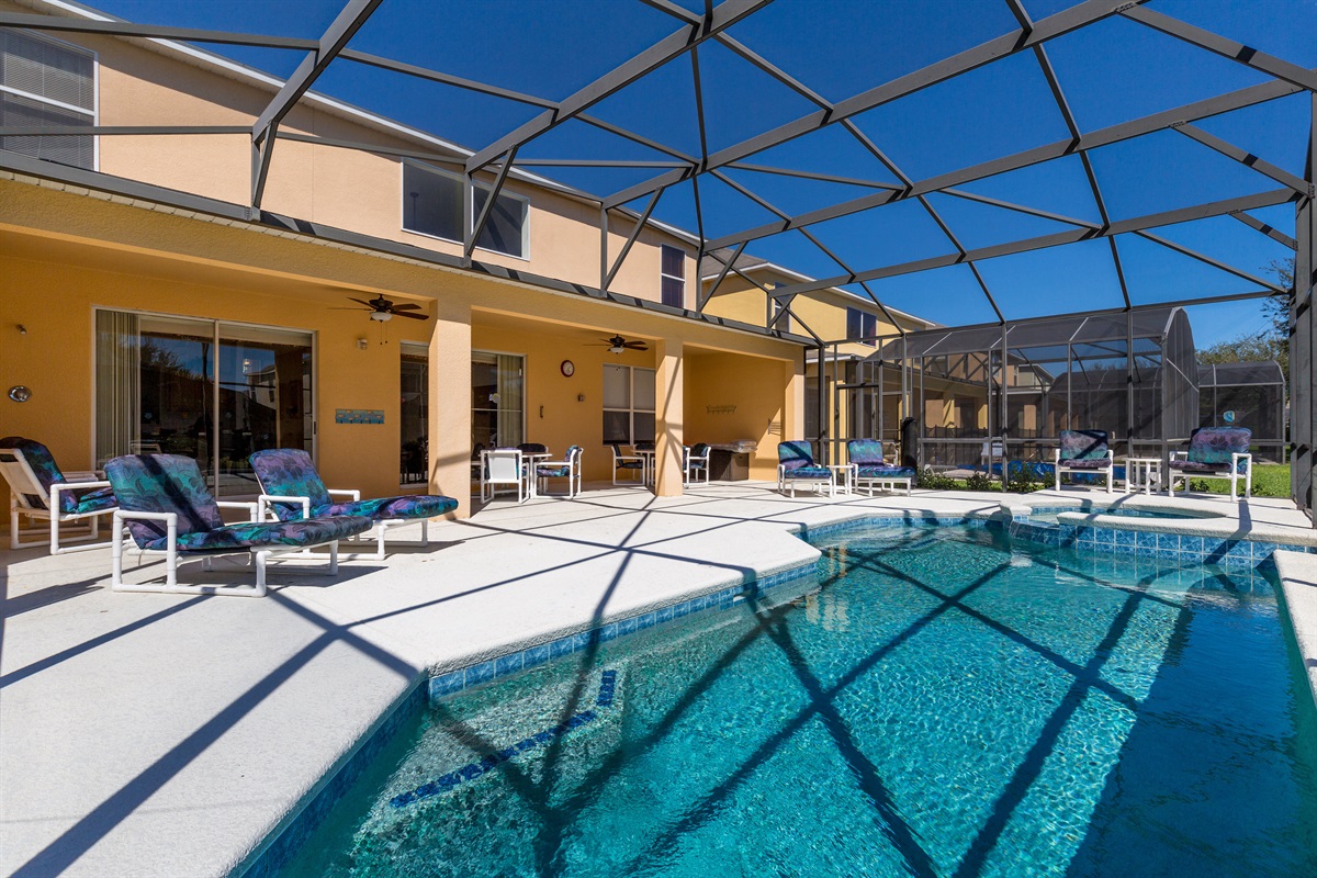 Look at the size of this pool deck!