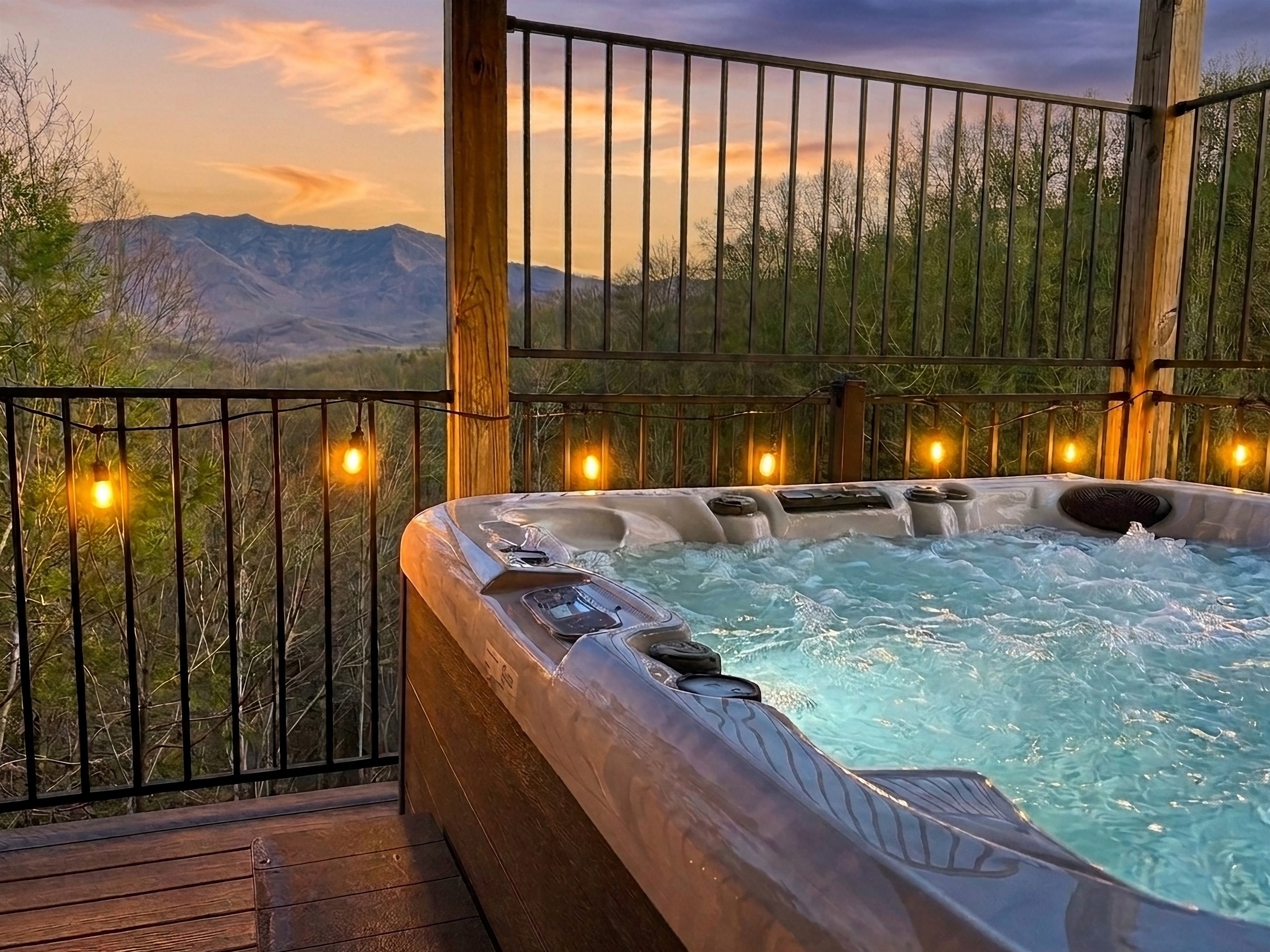 Great views from the hot tub! Even better during crisp afternoons after a morning exploring Gatlinburg or the National Park!