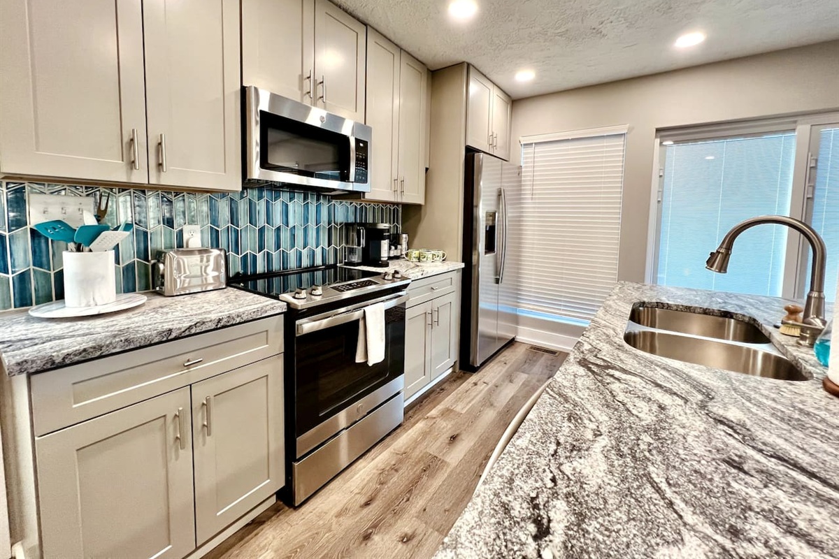 Gourmet Kitchen: Whip up delicious meals in this stunning kitchen with modern appliances!