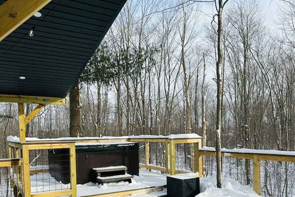 The treehouse deck offers a luxurious outdoor experience with a private, elevated hot tub. The hot tub is available 365 days 24/7. Additionally, you can enjoy a refreshing outdoor shower, May 15-October 15.