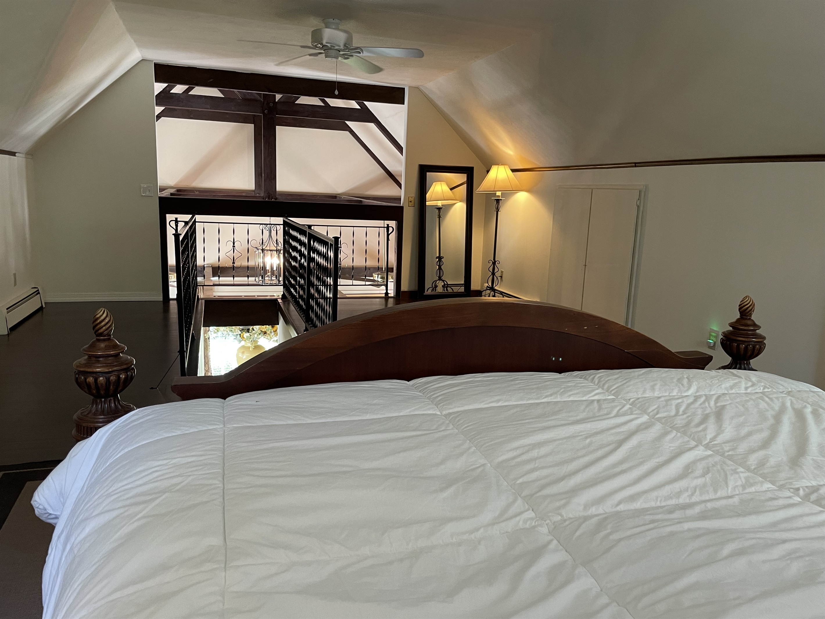 2nd floor King in loft