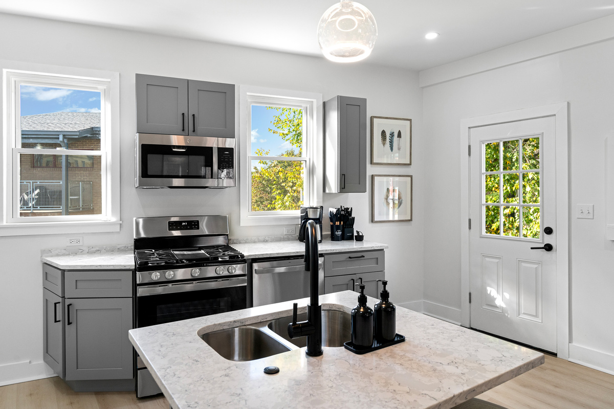 Equipped kitchen with dishwasher, washer, dryer, refrigerator, microwave, drip coffee machine, utensils