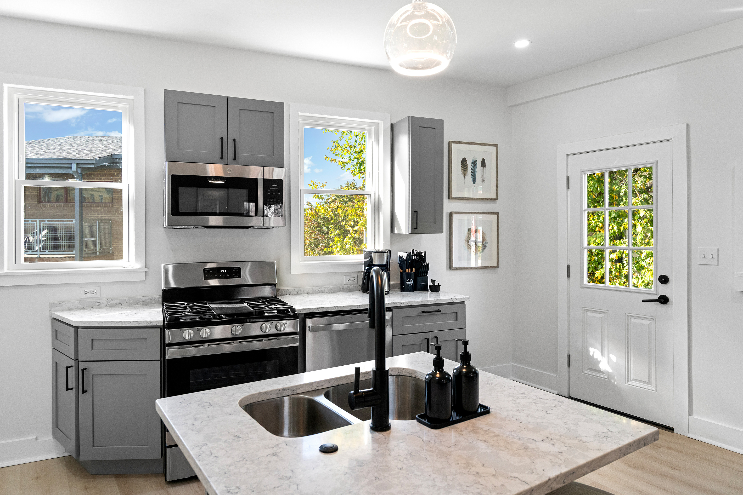 Equipped kitchen with dishwasher, washer, dryer, refrigerator, microwave, drip coffee machine, utensils