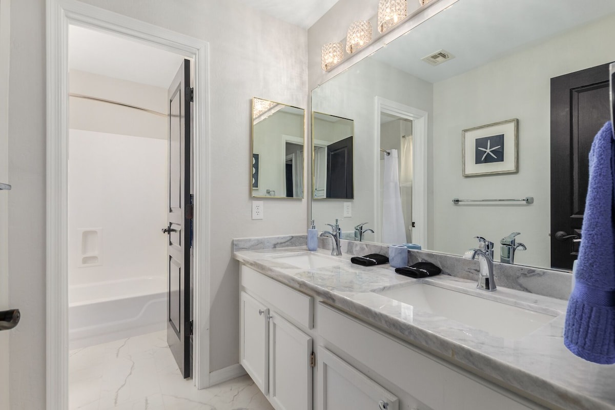 Guest Bathroom upstairs