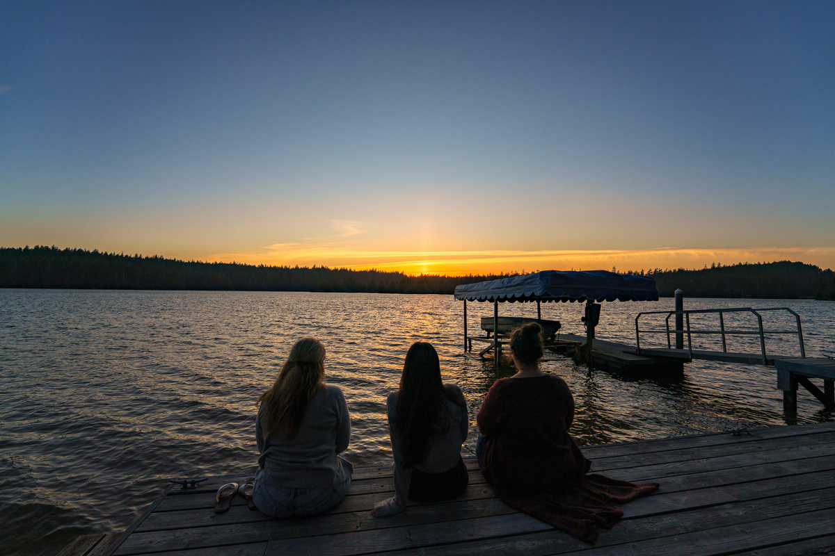 End the day gathered on your private dock, watching the sky glow over Woahink Lake as the water shimmers beneath the sunset.