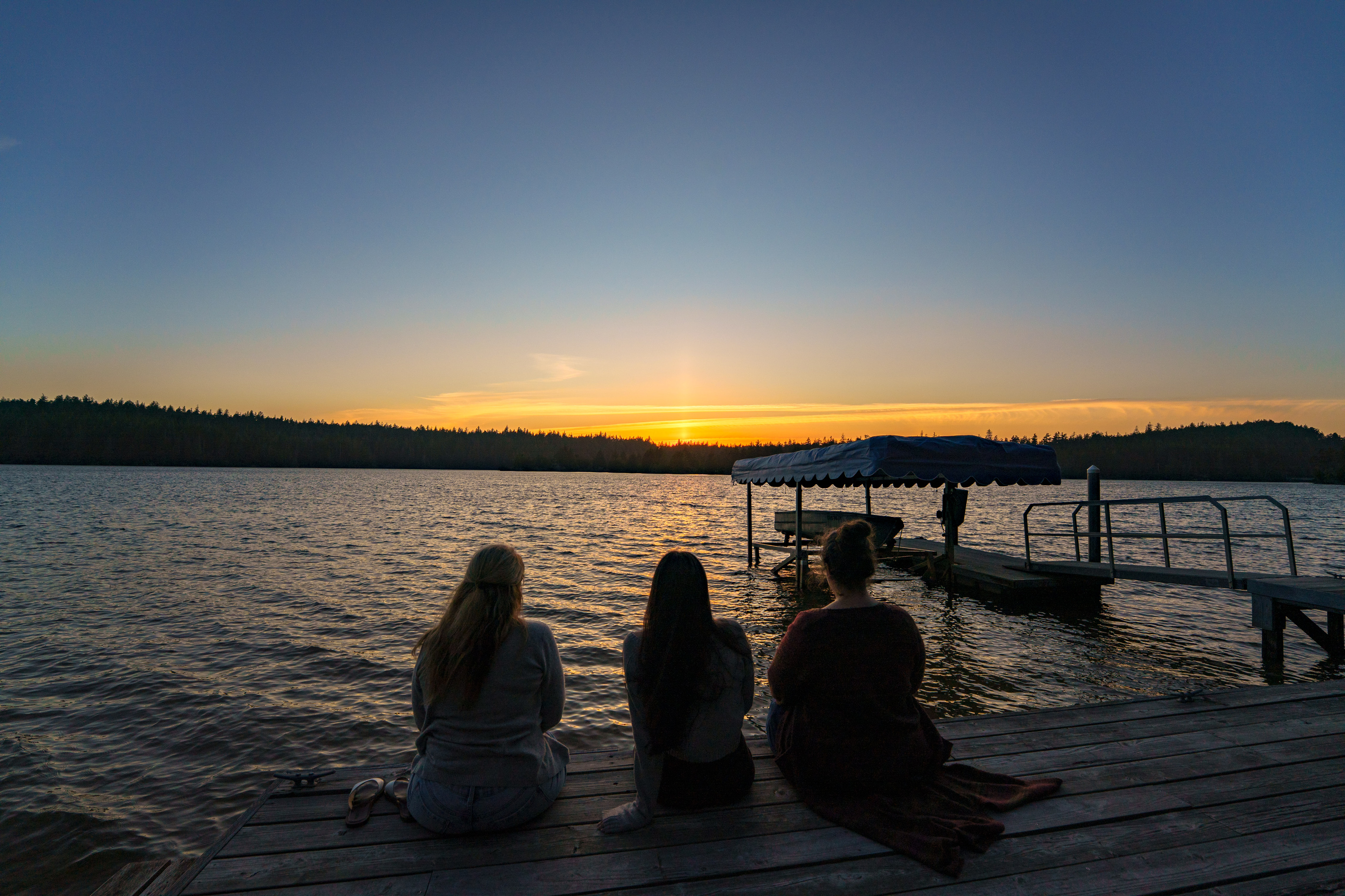 End the day gathered on your private dock, watching the sky glow over Woahink Lake as the water shimmers beneath the sunset.