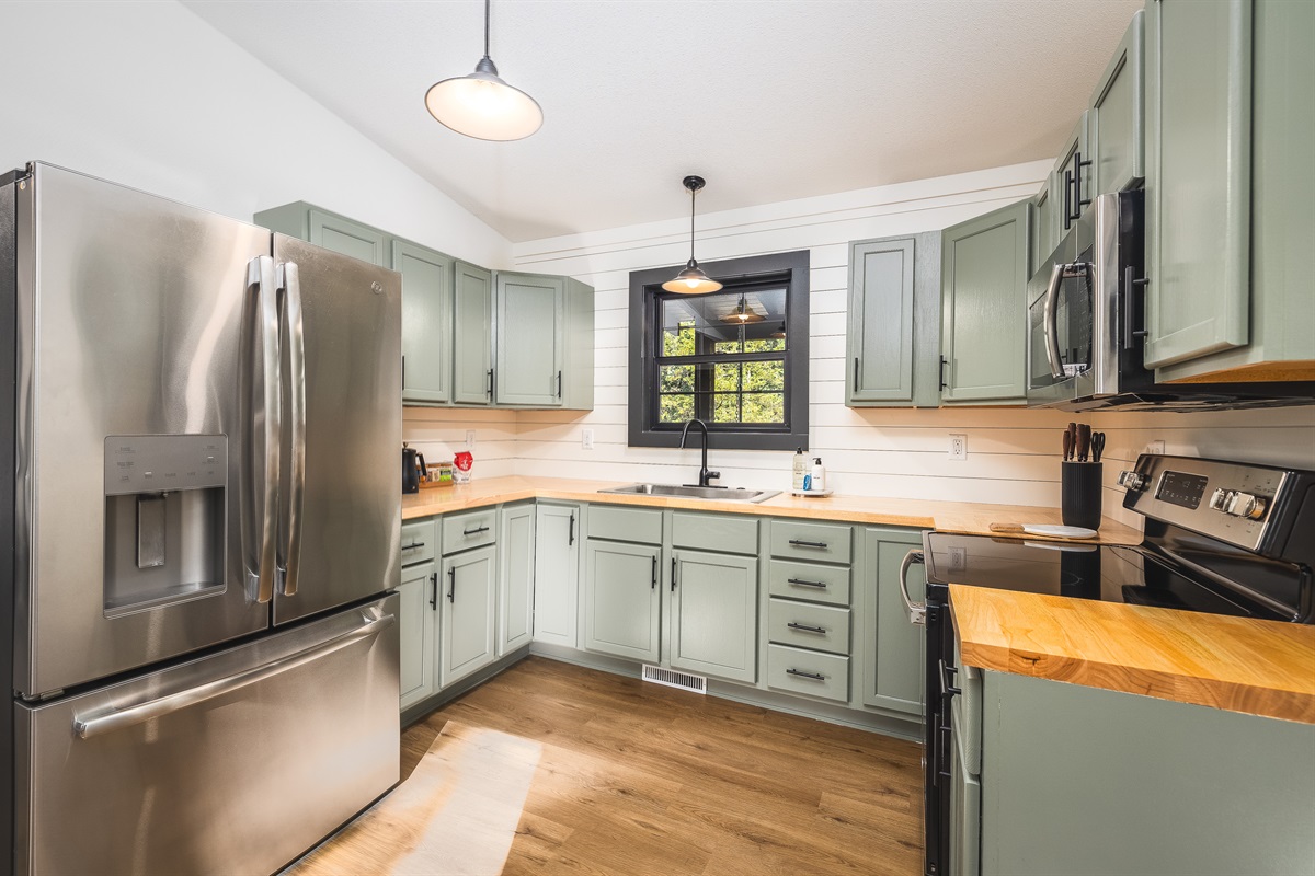 Fully stocked kitchen!