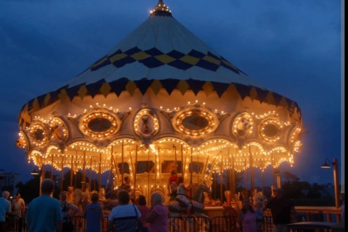 Barefoot Landing Carousel! 5 minutes from condo