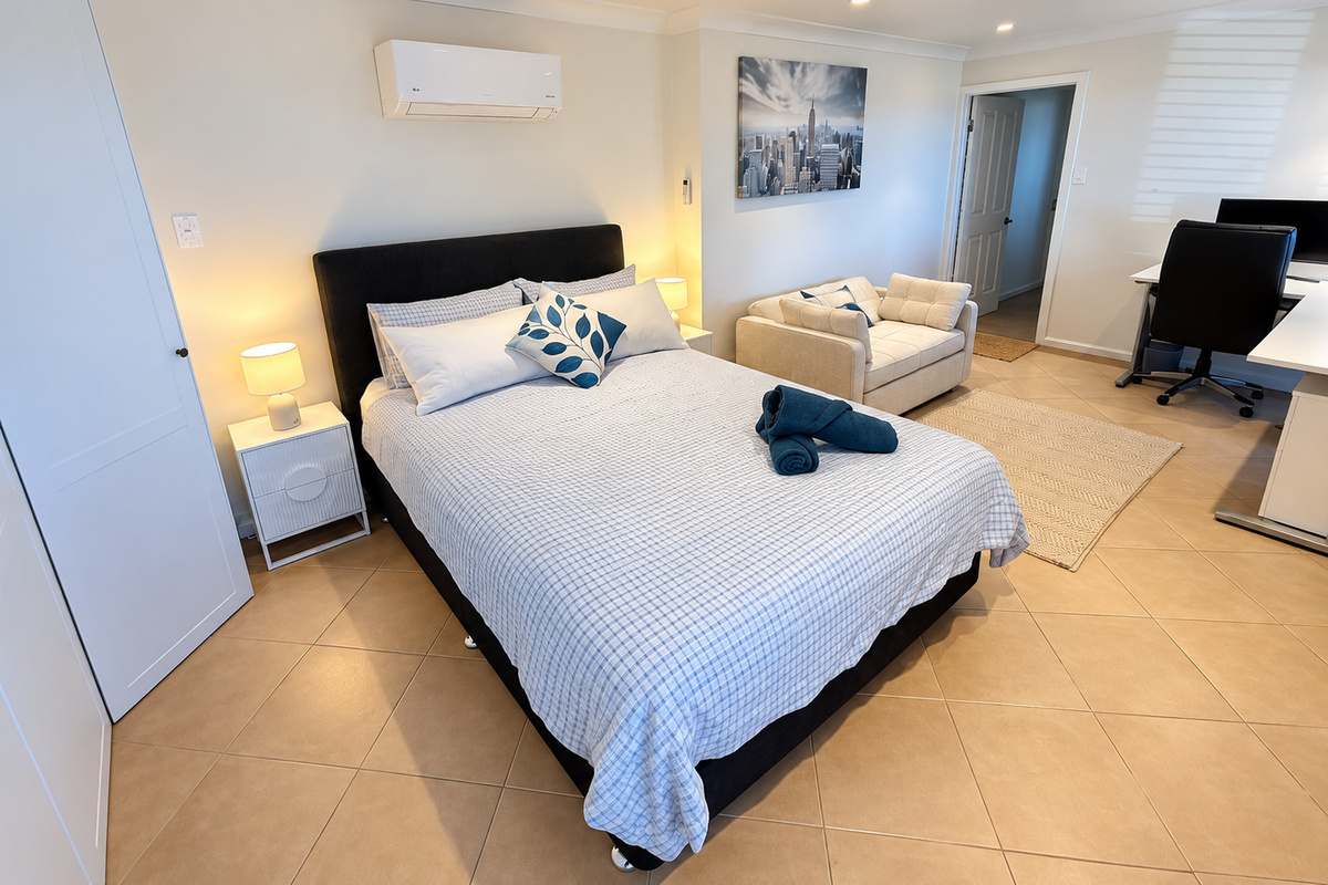 With air conditioning, a comfortable sofa and a practical workspace, the room is designed for relaxation, convenience and longer stays.