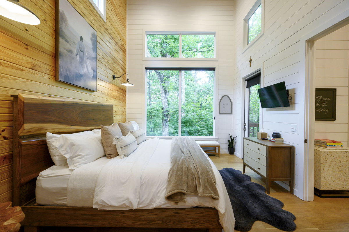 Main cabin king bedroom. The separate detached king suite is also included in your stay.