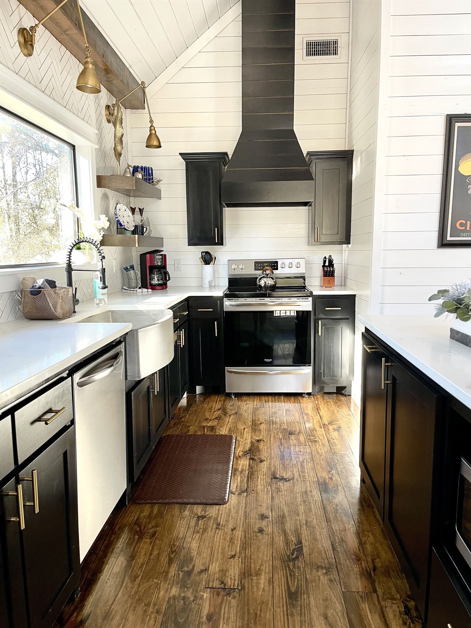 The well appointed kitchen will not disappoint!