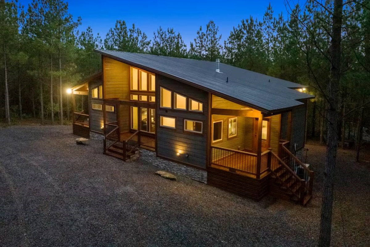 Let kids and pets roam while you kick back and breathe in the pines.