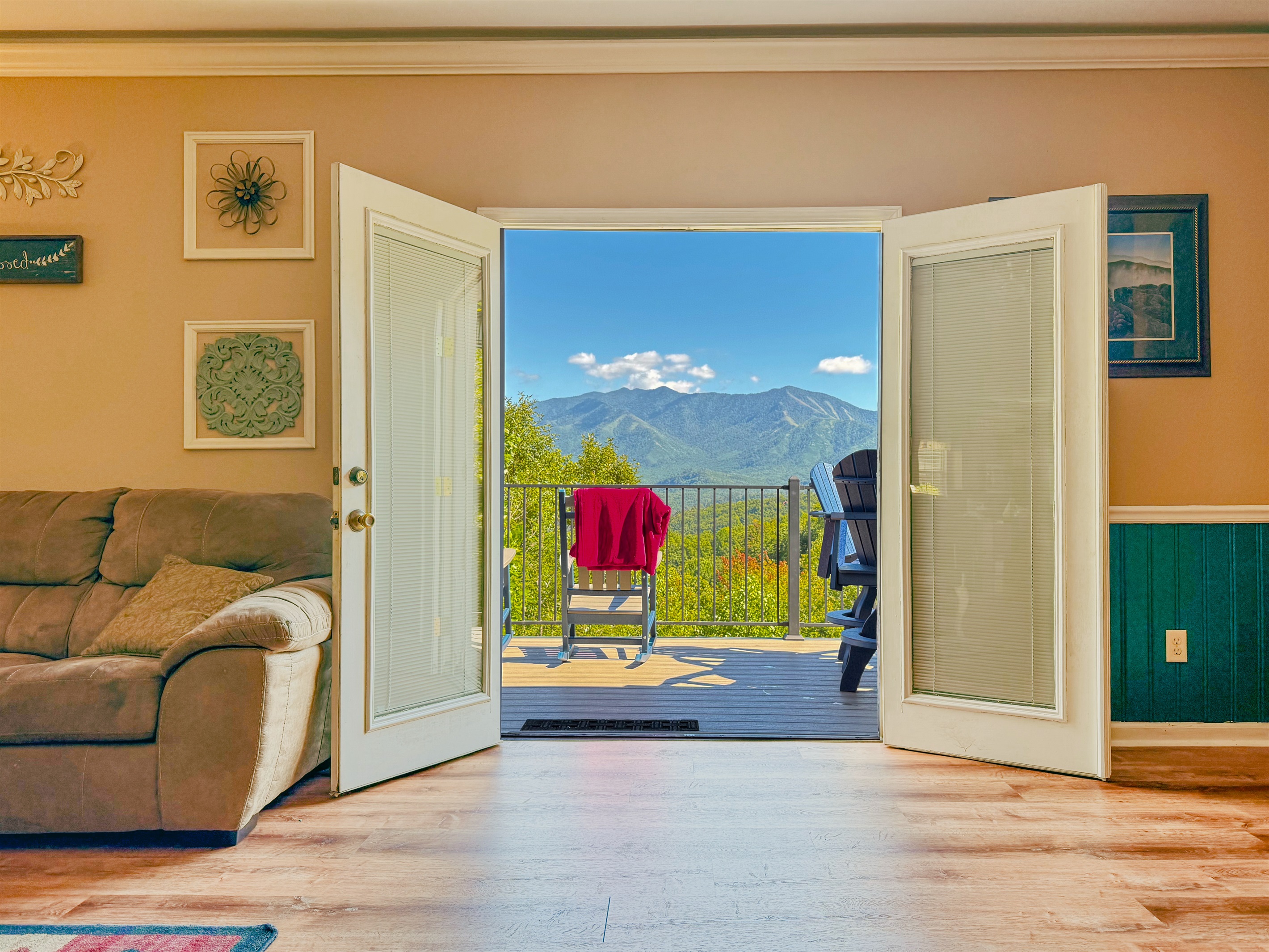 "We had plenty of space for everything and the views were absolutely breathtaking." - Jill   A truly gorgeous view of Great Smoky Mountains and Mt. LeConte right from the living room!