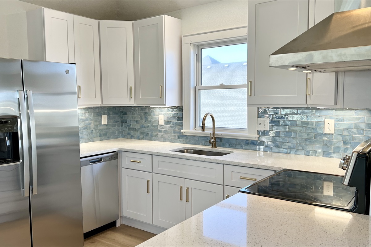 Enjoy cooking in this beautiful, fully stocked kitchen!