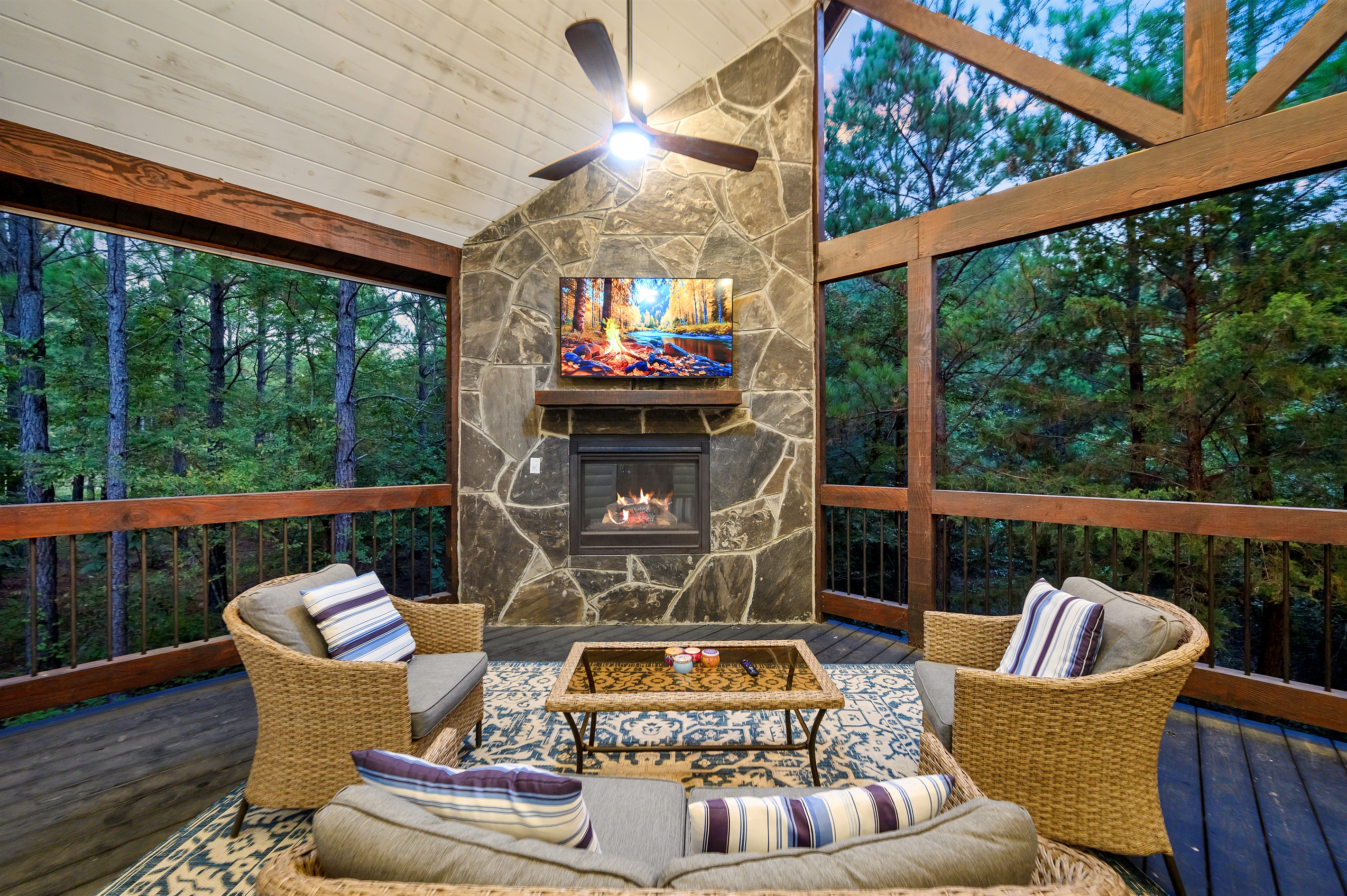 Meet your new fave hangout! Fire crackling, forest views, and a cozy setup made for unwinding. Perfect for sipping coffee at sunrise or movie nights by the fire—nature and comfort rolled into one cool outdoor space.