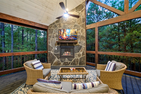 Meet your new fave hangout! Fire crackling, forest views, and a cozy setup made for unwinding. Perfect for sipping coffee at sunrise or movie nights by the fire—nature and comfort rolled into one cool outdoor space.