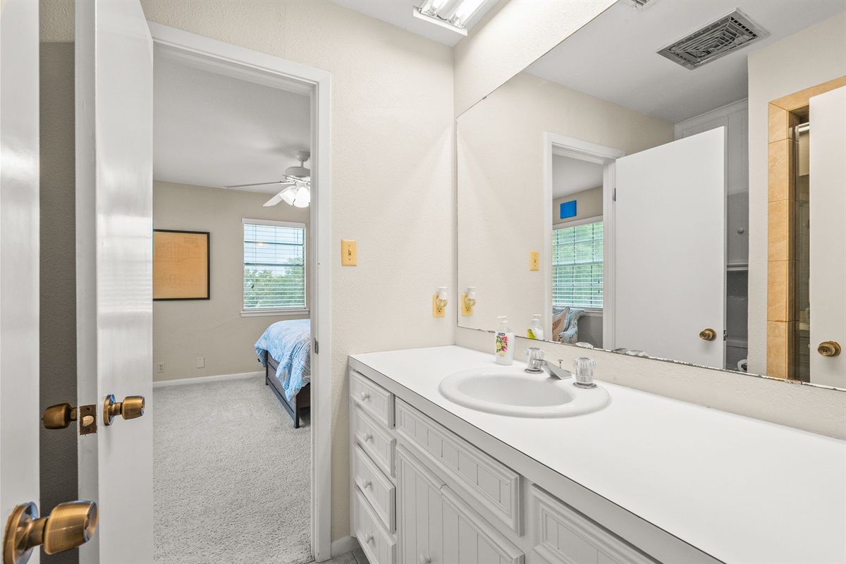 Jack-N-Jill between BDRM 4 & 5