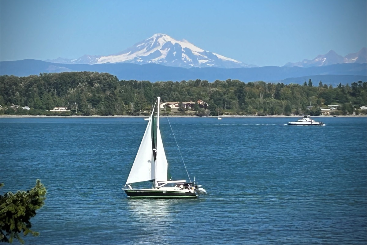 There are plenty of spots to vacation to in the beautiful WA state but finding one with such spectacular mountain and water views is a challenge. - You've found your spot and you'll have it all to yourself.