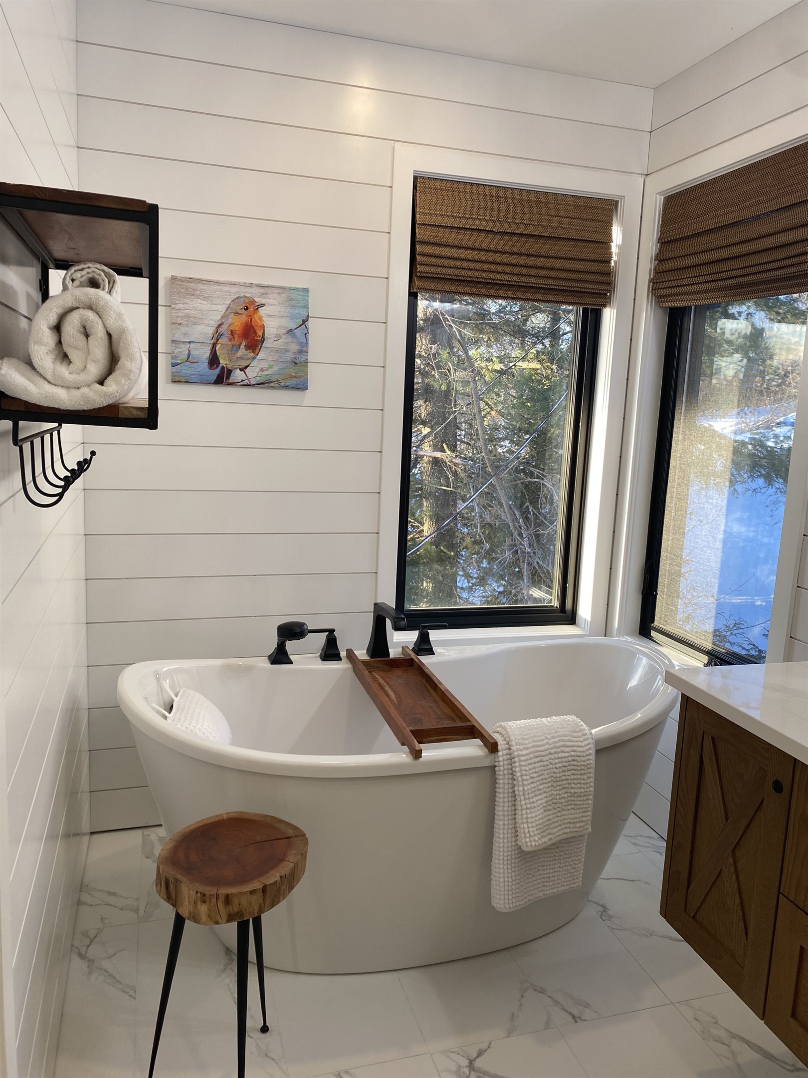 The luxurious bathtub provides comfort and a view of beautiful Lac McGregor
