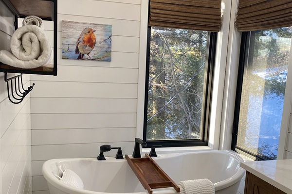 The luxurious bathtub provides comfort and a view of beautiful Lac McGregor