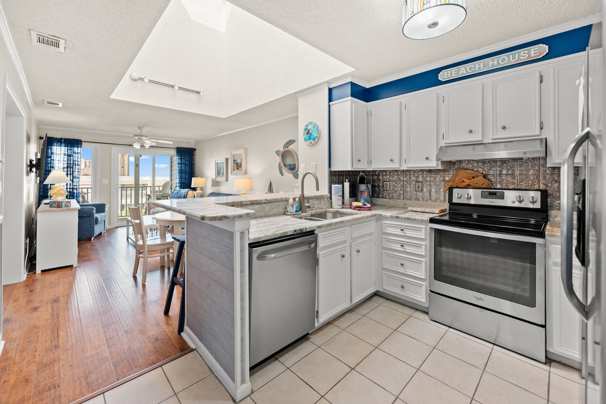 Updated kitchen - fully stocked w/ essentials
