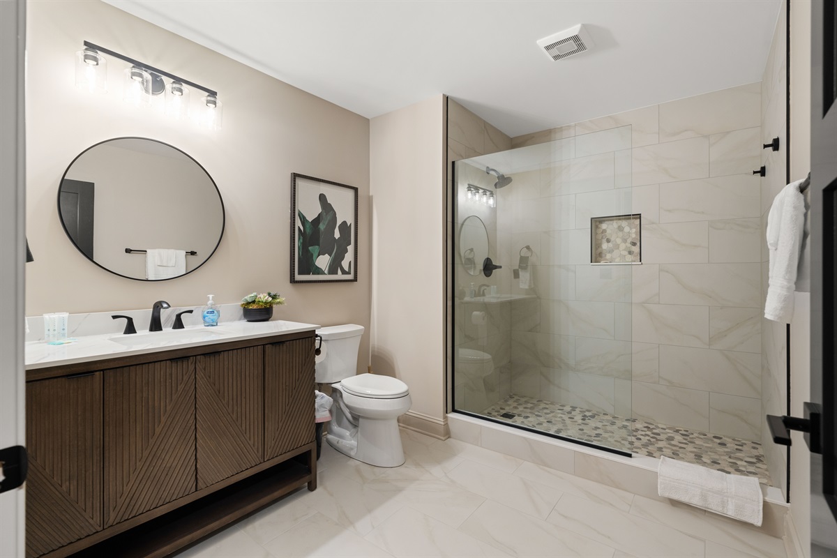 Full Bathroom 5