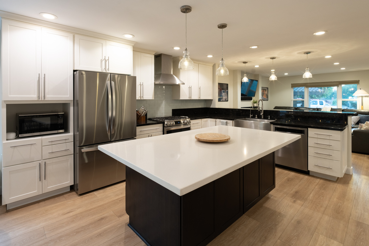 All stainless appliances, fully stocked kitchen with water filtration system