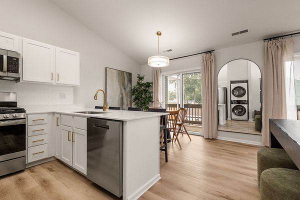 Walk to ND Luxury 2BR/2BA Condo Balcony + Parking, photo 11