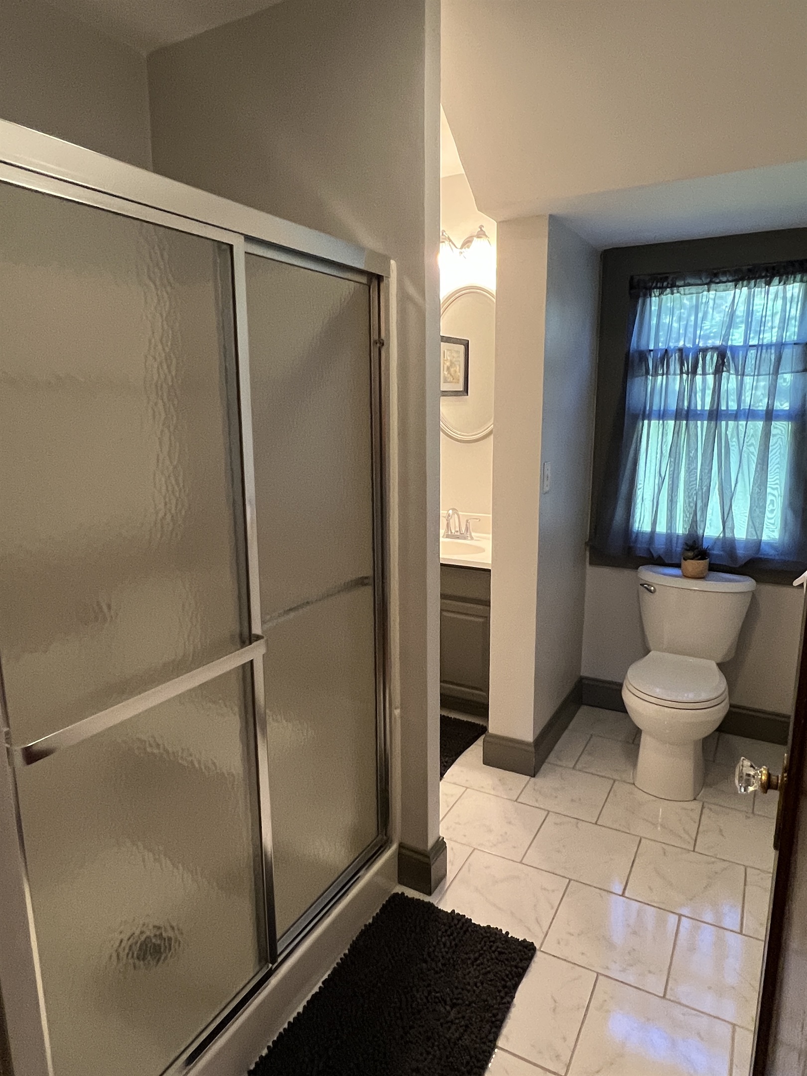 1st floor bath w/ shower