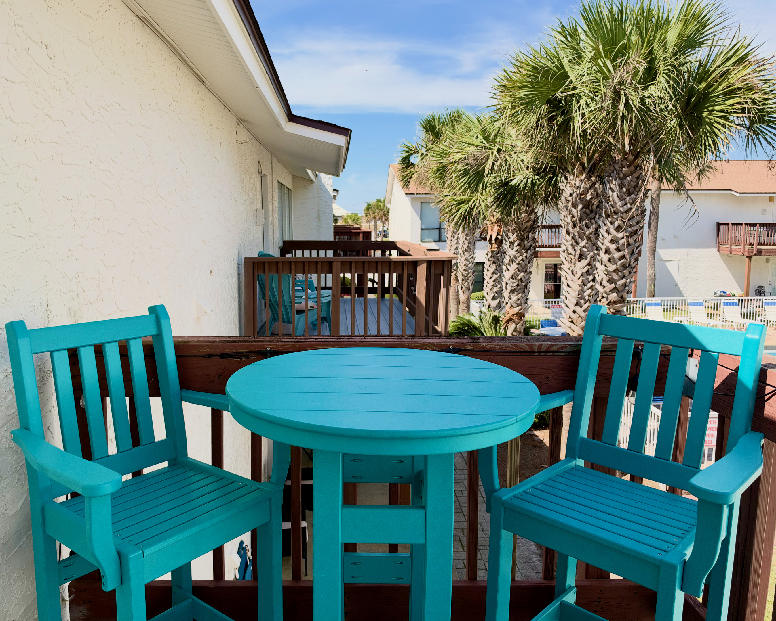 Alfresco dining and cocktails are always "on deck" at Emerald Palms Poolside
