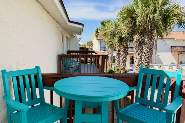 Alfresco dining and cocktails are always "on deck" at Emerald Palms Poolside