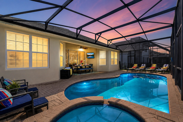 Private heated pool & spa – perfect day or night!