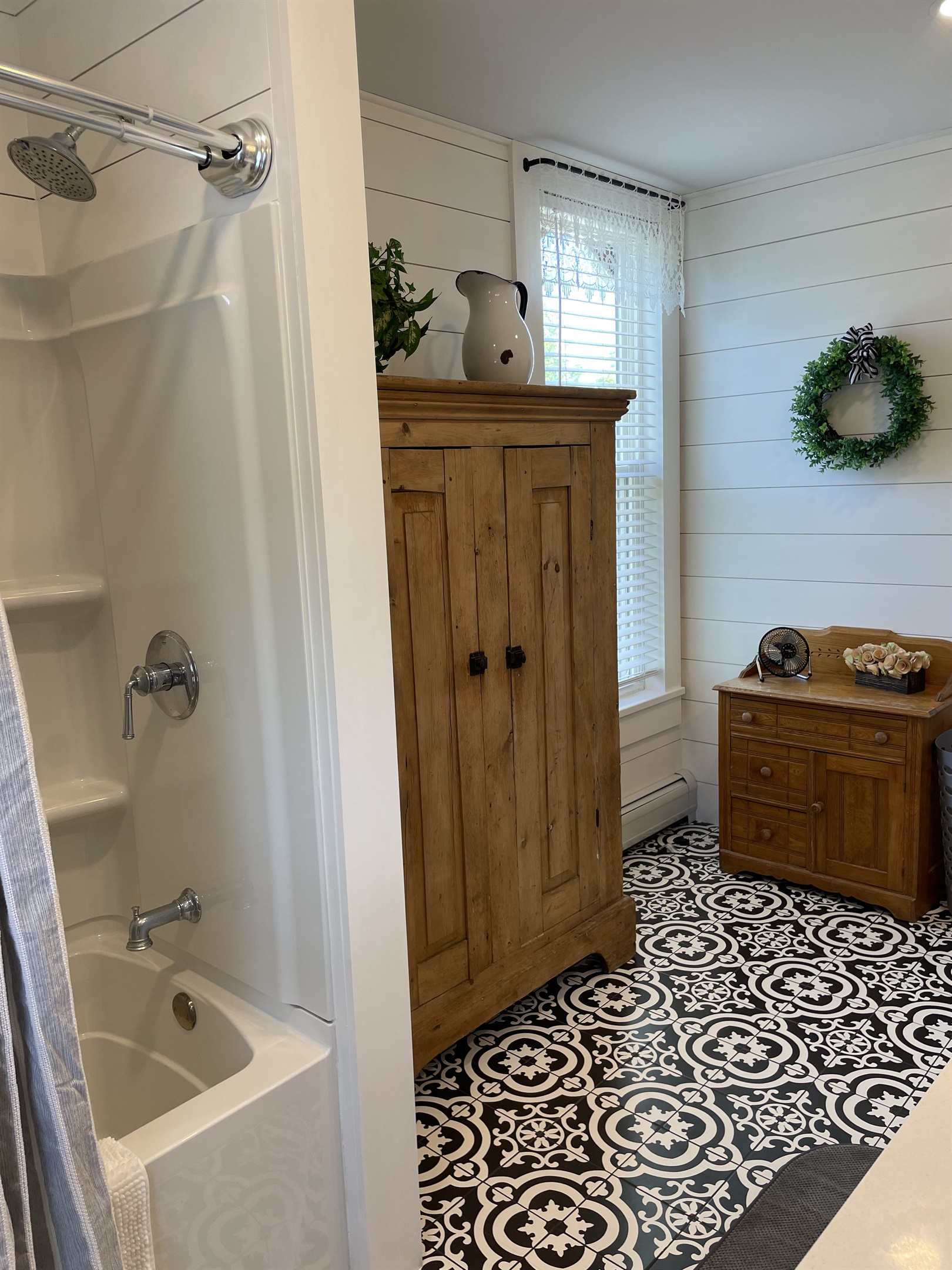 Renovated bath with tub/shower