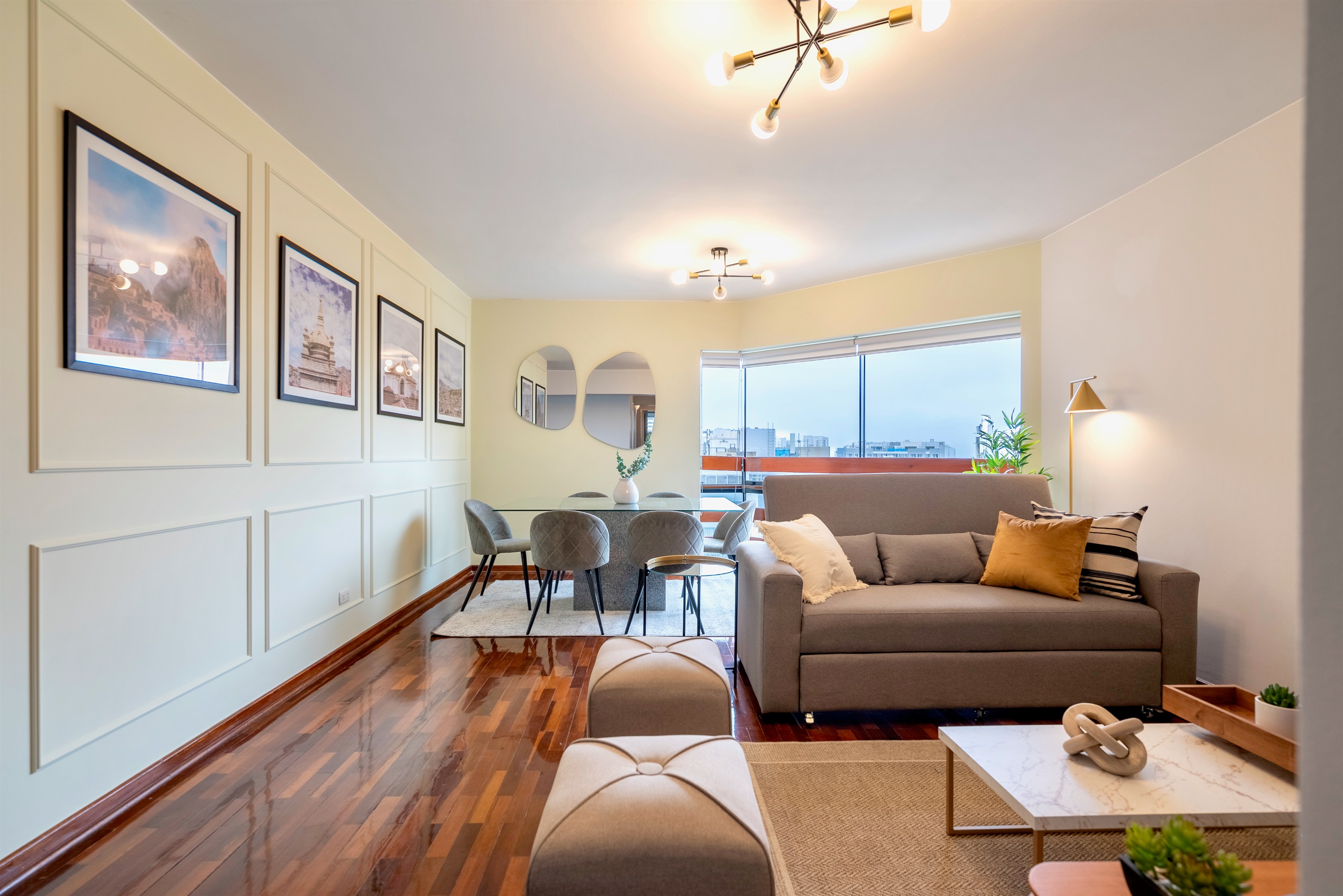 Sala y comedor completamente amueblados / Living and dining room completely equipped