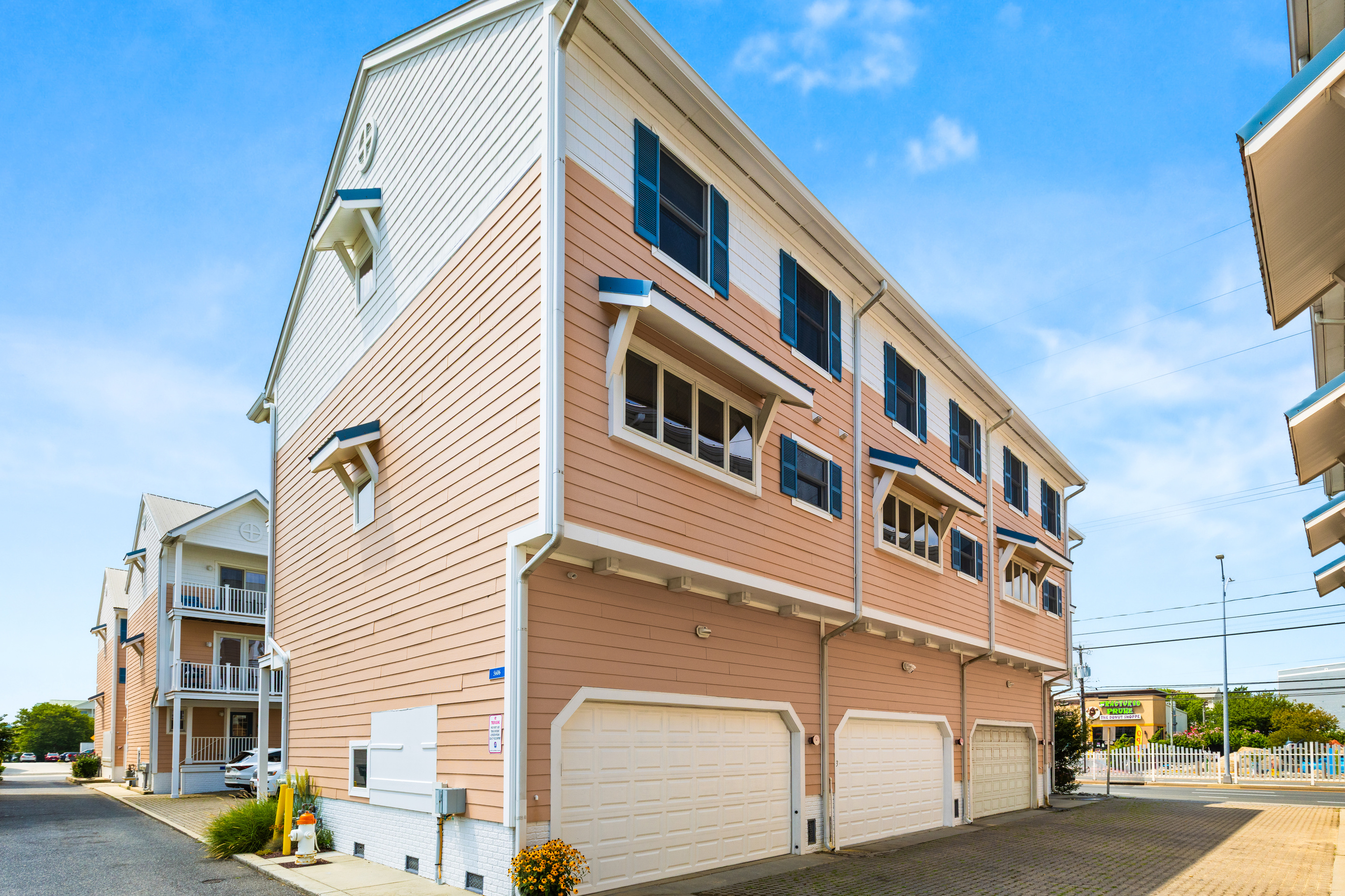 2-Car Garage, 2 Minute Walk to the Beach!